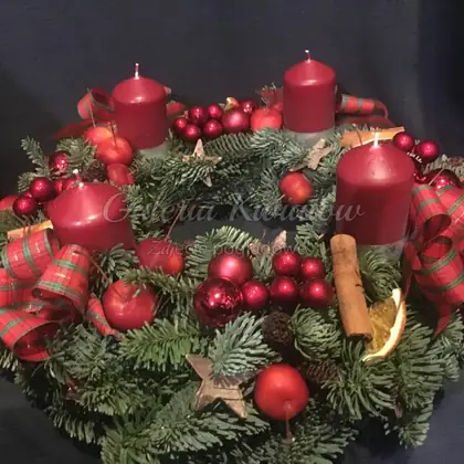 Wieniec adwentowy z czerwonymi świecami